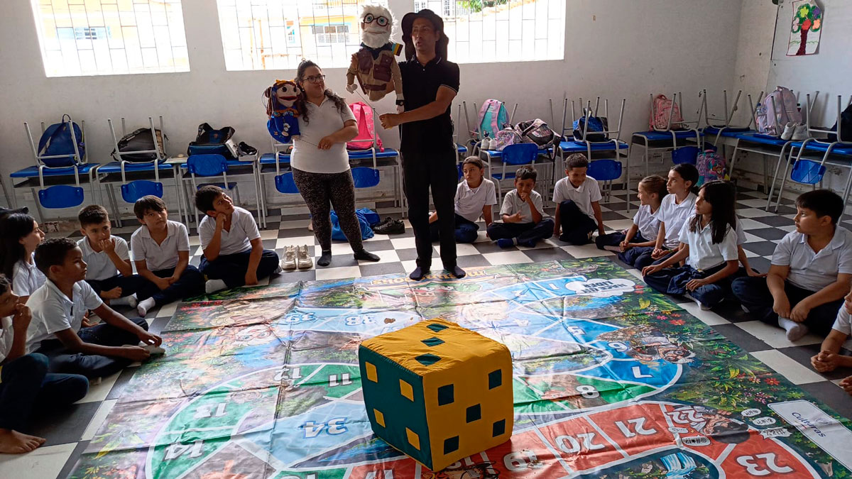 Estudiantes jugando con el tapete pedagógico de Mesunópolis durante el segundo Festival Ambiental y Cultural Infantil Mesunitos Estudiantes jugando con el tapete pedagógico de Mesunópolis durante el segundo Festival Ambiental y Cultural Infantil Mesunitos